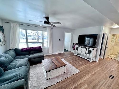 2035 Hamilton Avenue, Thunder Bay, ON - Indoor Photo Showing Living Room