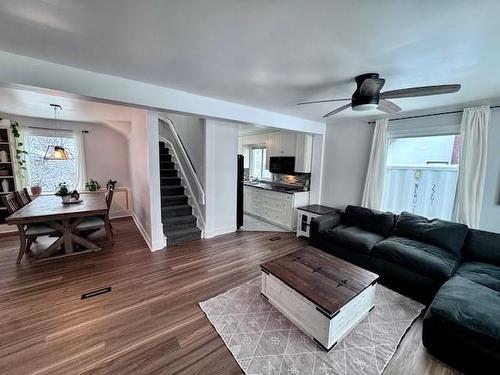 2035 Hamilton Avenue, Thunder Bay, ON - Indoor Photo Showing Living Room