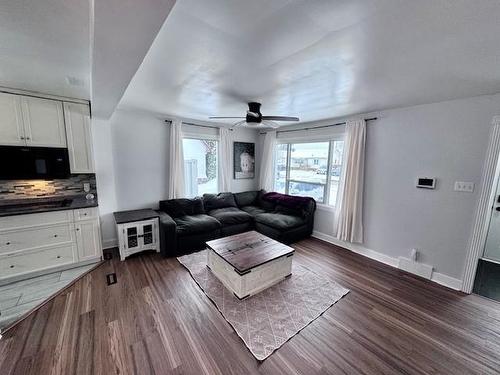 2035 Hamilton Avenue, Thunder Bay, ON - Indoor Photo Showing Living Room