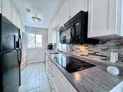 2035 Hamilton Avenue, Thunder Bay, ON - Indoor Photo Showing Kitchen With Double Sink