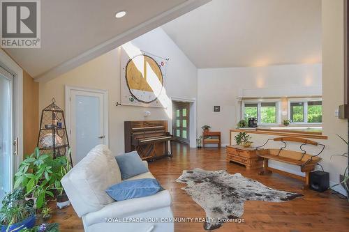 4997 Davis Drive, Whitchurch-Stouffville, ON - Indoor Photo Showing Living Room