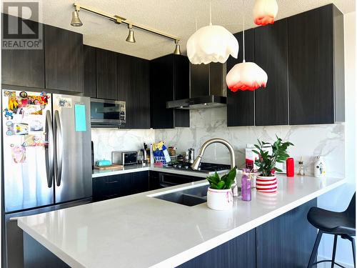 2908 4189 Halifax Street, Burnaby, BC - Indoor Photo Showing Kitchen With Double Sink With Upgraded Kitchen