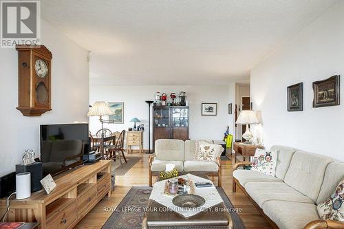 606 - 133 Torresdale Avenue, Toronto, ON - Indoor Photo Showing Living Room