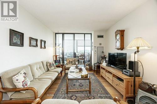 606 - 133 Torresdale Avenue, Toronto, ON - Indoor Photo Showing Living Room