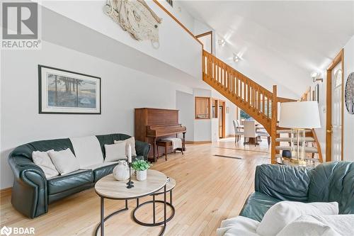 9433 10Th Sideroad, Erin, ON - Indoor Photo Showing Living Room