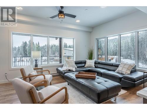 1444 Granite Drive Unit# 9, Golden, BC - Indoor Photo Showing Living Room