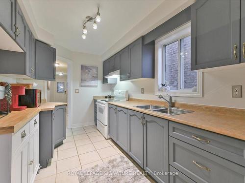 47 Manorwood Crt, Caledon, ON - Indoor Photo Showing Kitchen With Double Sink