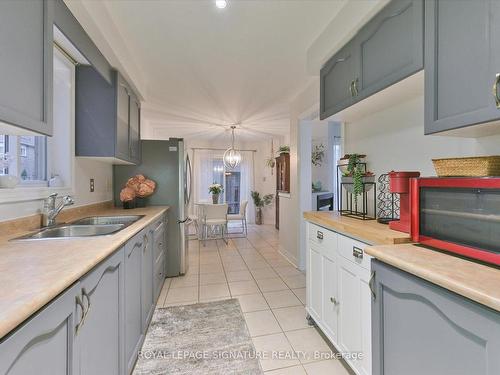 47 Manorwood Crt, Caledon, ON - Indoor Photo Showing Kitchen With Double Sink