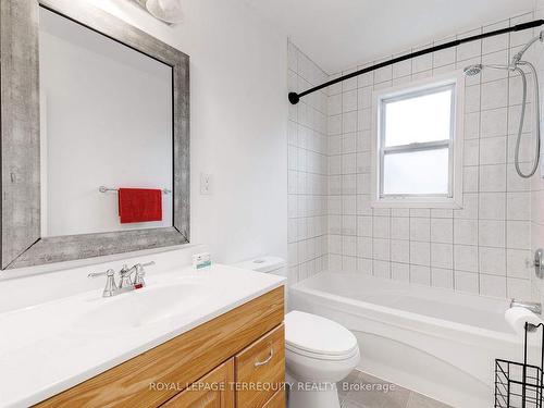 Main-739 Upper Gage Ave, Hamilton, ON - Indoor Photo Showing Bathroom