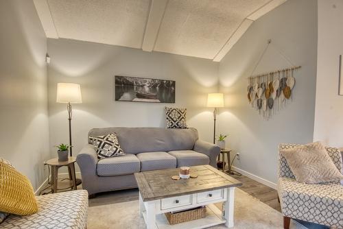 511 Duncan Avenue, Penticton, BC - Indoor Photo Showing Living Room