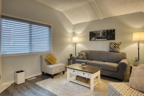 511 Duncan Avenue, Penticton, BC - Indoor Photo Showing Living Room