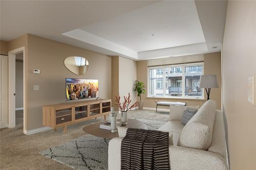 1303-3833 Brown Road, West Kelowna, BC - Indoor Photo Showing Living Room