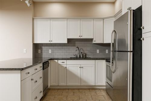 1303-3833 Brown Road, West Kelowna, BC - Indoor Photo Showing Kitchen