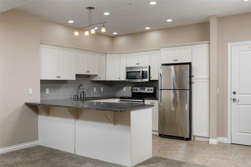 1303-3833 Brown Road, West Kelowna, BC - Indoor Photo Showing Kitchen