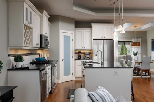 3-673 Denali Court, Kelowna, BC - Indoor Photo Showing Kitchen With Stainless Steel Kitchen With Upgraded Kitchen