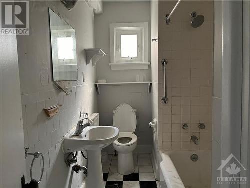 102 Putman Avenue, New Edinburgh - Lindenlea (3302 - Lindenlea), ON - Indoor Photo Showing Bathroom