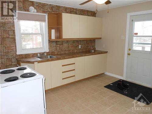 682 De L'Eglise Street, Overbook - Castleheights And Area (3503 - Castle Heights), ON - Indoor Photo Showing Kitchen