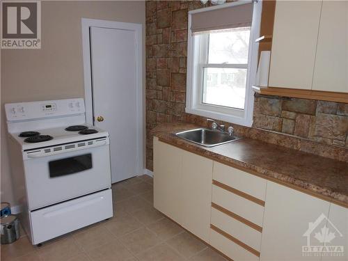 682 De L'Eglise Street, Overbook - Castleheights And Area (3503 - Castle Heights), ON - Indoor Photo Showing Kitchen