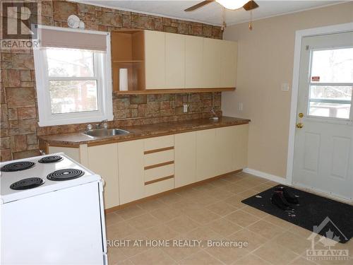 682 De L'Eglise Street, Ottawa, ON - Indoor Photo Showing Kitchen