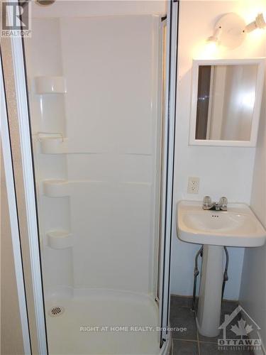 682 De L'Eglise Street, Ottawa, ON - Indoor Photo Showing Bathroom