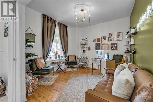 9 Melrose Avenue, West Centre Town (4203 - Hintonburg), ON - Indoor Photo Showing Living Room