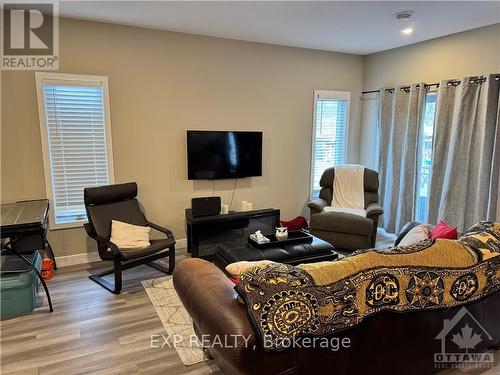 39 Bank Street, Prescott And Russell, ON - Indoor Photo Showing Living Room