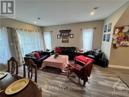 41 Bank Street, Russell, ON - Indoor Photo Showing Living Room