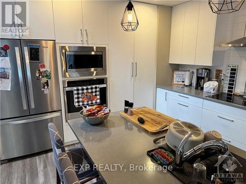 41 Bank Street, Russell, ON - Indoor Photo Showing Kitchen