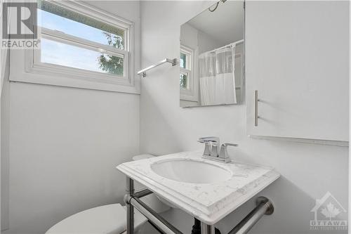 267 Michel Circle, Vanier And Kingsview Park (3402 - Vanier), ON - Indoor Photo Showing Bathroom