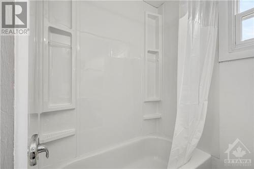 267 Michel Circle, Vanier And Kingsview Park (3402 - Vanier), ON - Indoor Photo Showing Bathroom