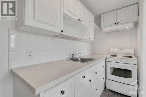 267 Michel Circle, Vanier And Kingsview Park (3402 - Vanier), ON - Indoor Photo Showing Kitchen