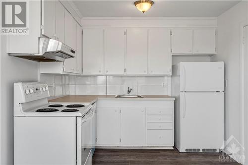 267 Michel Circle, Vanier And Kingsview Park (3402 - Vanier), ON - Indoor Photo Showing Kitchen