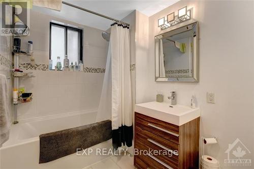 261 Holmwood Avenue, Ottawa, ON - Indoor Photo Showing Bathroom