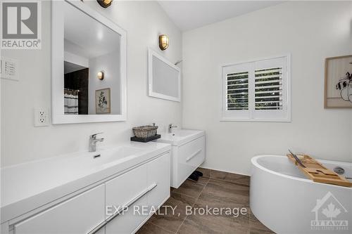 303 Lanark Avenue, Ottawa, ON - Indoor Photo Showing Bathroom