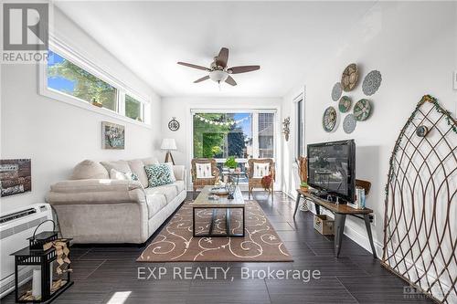 303 Lanark Avenue, Ottawa, ON - Indoor Photo Showing Living Room