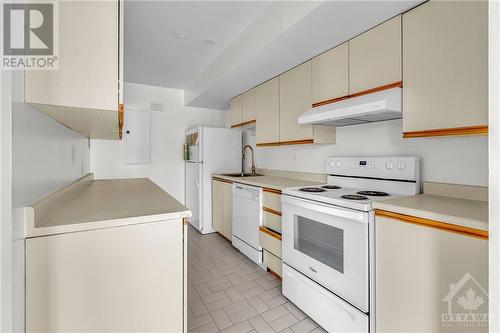 120 Lewis Street, Ottawa Centre (4104 - Ottawa Centre/Golden Triangle), ON - Indoor Photo Showing Kitchen