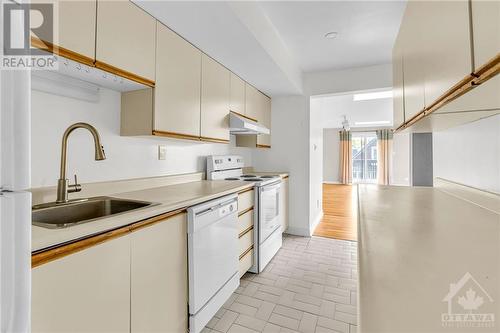 120 Lewis Street, Ottawa Centre (4104 - Ottawa Centre/Golden Triangle), ON - Indoor Photo Showing Kitchen