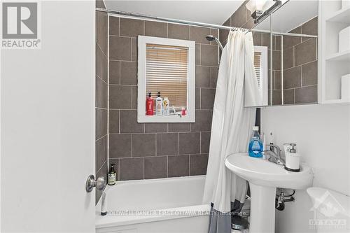 298 Duncairn Avenue, Ottawa, ON - Indoor Photo Showing Bathroom