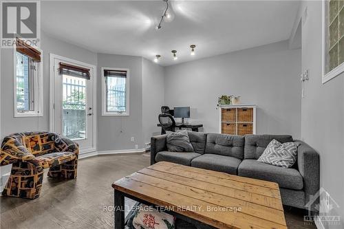 1 - 513 King Edward Avenue, Ottawa, ON - Indoor Photo Showing Living Room