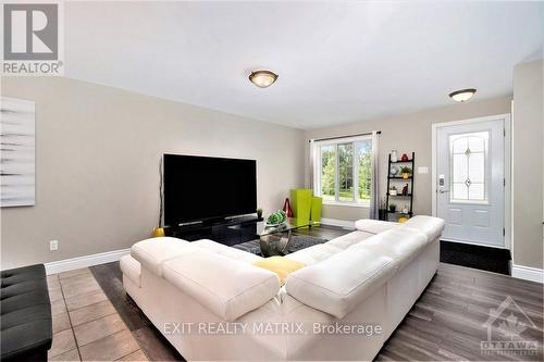 6 Telegraph Avenue, Alfred And Plantagenet, ON - Indoor Photo Showing Living Room