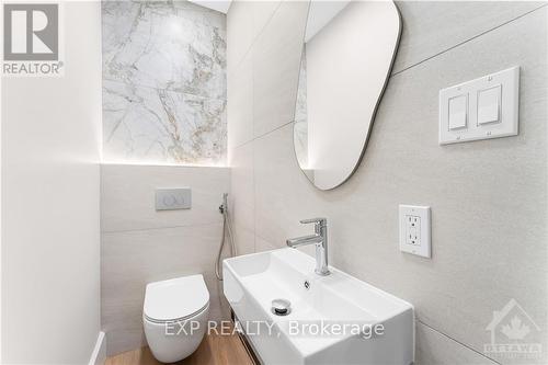 26 Henry Street, Ottawa, ON - Indoor Photo Showing Bathroom