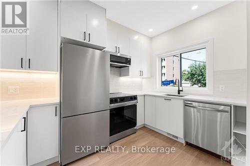 26 Henry Street, Ottawa, ON - Indoor Photo Showing Kitchen With Upgraded Kitchen