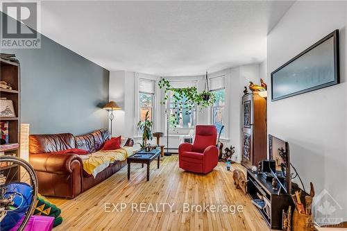 558 Gilmour Street, Ottawa, ON - Indoor Photo Showing Living Room