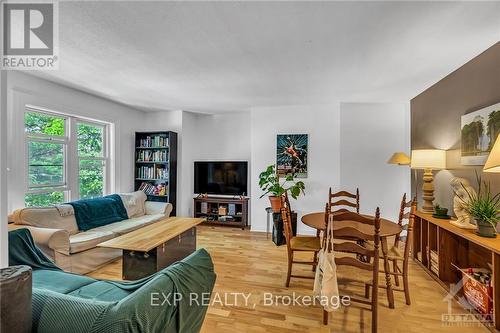 558 Gilmour Street, Ottawa, ON - Indoor Photo Showing Living Room