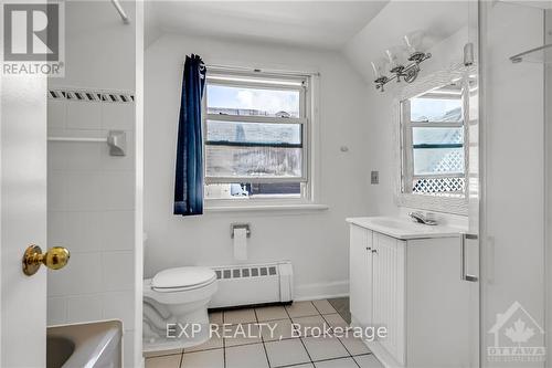 558 Gilmour Street, Ottawa, ON - Indoor Photo Showing Bathroom