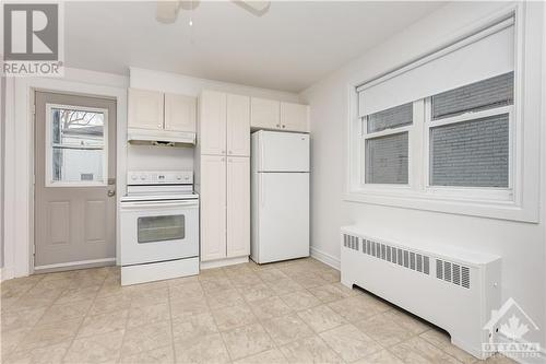 214 Carillon Street, Vanier And Kingsview Park (3402 - Vanier), ON - Indoor Photo Showing Kitchen