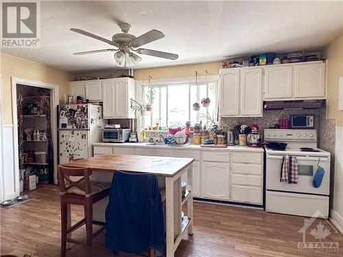 110 Genest Street, Vanier And Kingsview Park (3402 - Vanier), ON - Indoor Photo Showing Kitchen