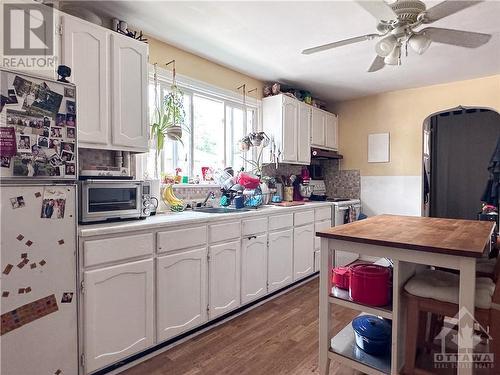 110 Genest Street, Vanier And Kingsview Park (3402 - Vanier), ON - Indoor Photo Showing Kitchen