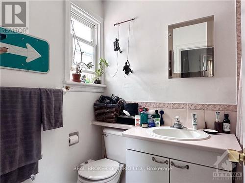 110 Genest Street, Ottawa, ON - Indoor Photo Showing Bathroom