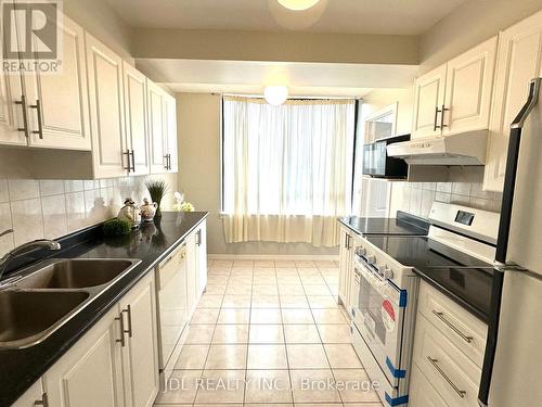 942 - 25 Bamburgh Circle, Toronto, ON - Indoor Photo Showing Kitchen With Double Sink